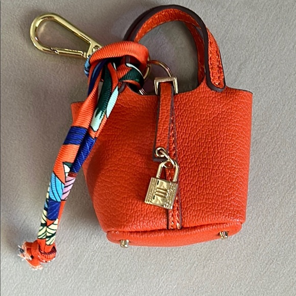 AirPods EarPods Case Bag Charm NEW - Picture 1 of 8